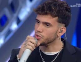 Aka7even Amici nuovo look capelli biondo platino