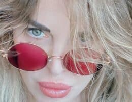 Alba Parietti look rock capelli pantaloni trasparenti