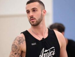 andreas muller nuovo look capelli rosa