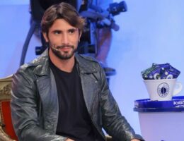 Carlo Pietropoli UeD cambio look capelli colore biondo platino