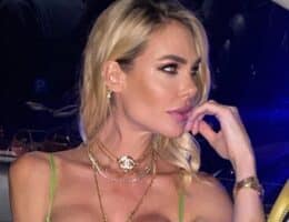 Ilary Blasi al naturale senza trucco capelli reggiseno