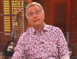 Paolo Bonolis nuovo look vacanza baffi critiche