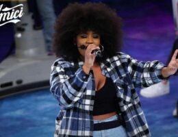 aisha amici irriconoscibile cambio look capelli treccine