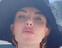 Alba Parietti look spiaggia trikini capelli