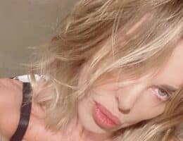 Alba Parietti nuovo look capelli trucco sfilata