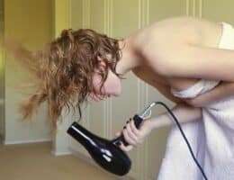 Dare volume e corpo ai capelli: shampoo e balsamo vanno fatti a testa in giù