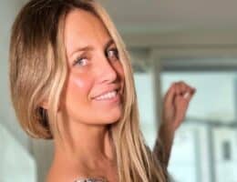 katia pedrotti oggi capelli look barbie