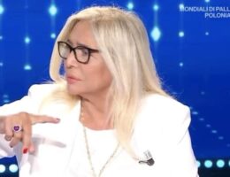 Mara Venier nuovo look capelli taglio caschetto bocciato