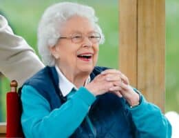 Regina Elisabetta smalto: indossava solo un nude che costa 9 euro