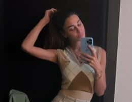 Belen le iene taglia ciocca capelli protesta Iran