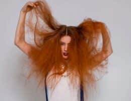 3 soluzioni naturali per il trattamento dei capelli secchi e sfibrati