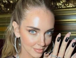 Chiara Ferragni irriconoscibile look inedito capelli arancioni lentiggini