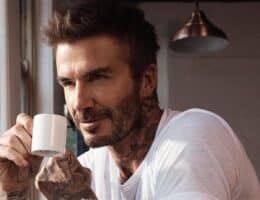 David Beckham cambio look capelli biondo platino figlio