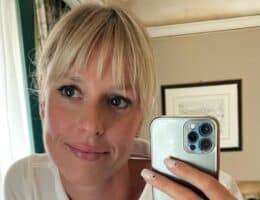 Federica pellegrini nuovo look capelli taglio frangia colore biondo