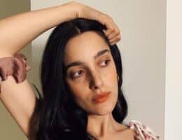 Levante nuovo look irriconoscibile capelli arancioni sopracciglia