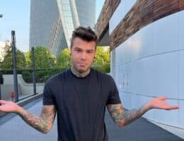 Fedez nuovo look capelli biondi figli somiglianza