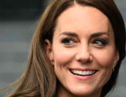 kate middleton nuovo look capelli lunghi onde
