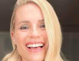 michelle hunziker barbie look rosa capelli