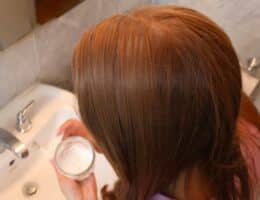 Si lavano i capelli per 20 giorni solo con acqua e bicarbonato
