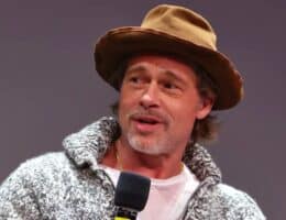 Brad Pitt Golden Globes 2023 capelli taglio uomo corto e serioso