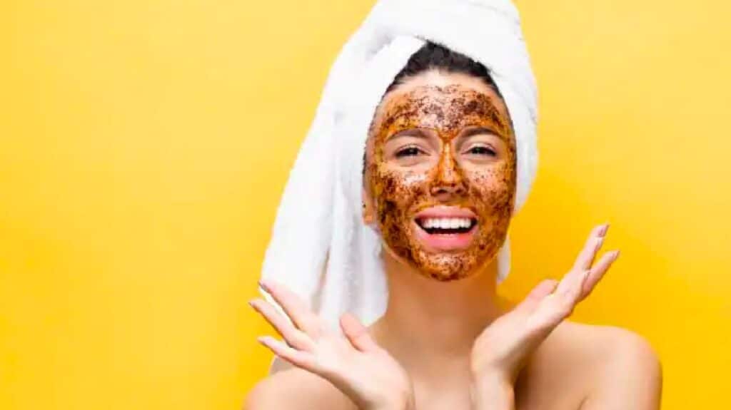 Maschera per il viso fai da te al caffè: sbianca la pelle e rimuove i punti neri