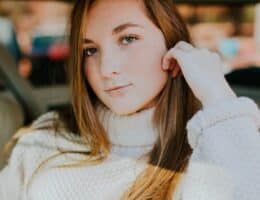 Mettersi i capelli dietro le orecchie: cosa vuol dire per la psicologia