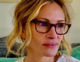 Julia Roberts Critics Choice Awards: copper hair e abito pirotecnico