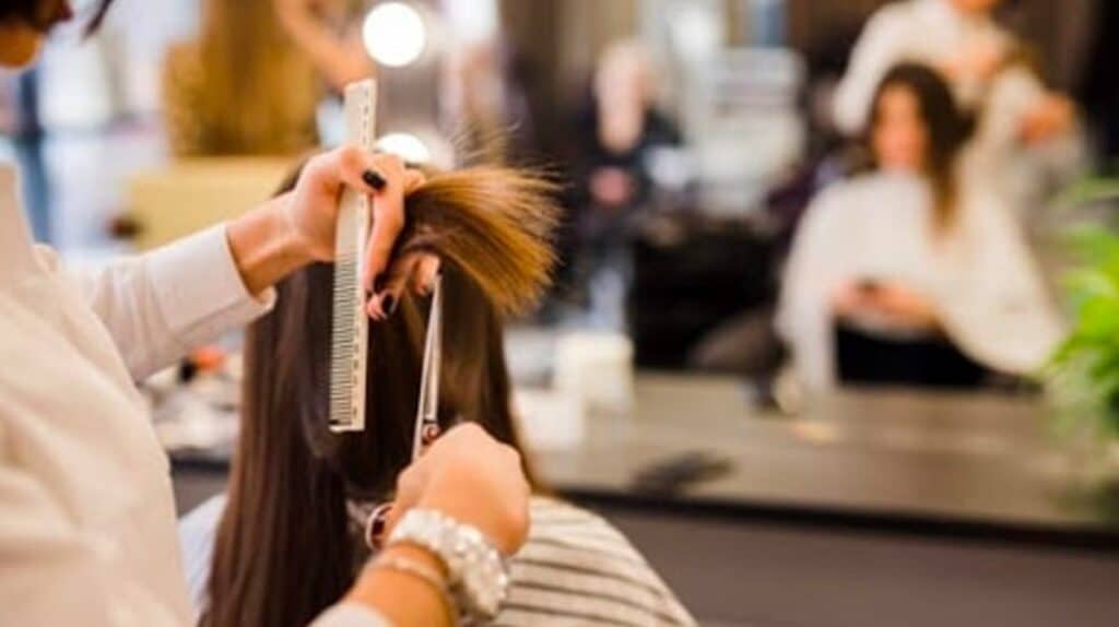 Tigna in Spagna è allarme contagi dai parrucchieri