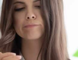 Capelli, 3 errori che le donne over 50 dovrebbero evitare: invecchiano all'istante