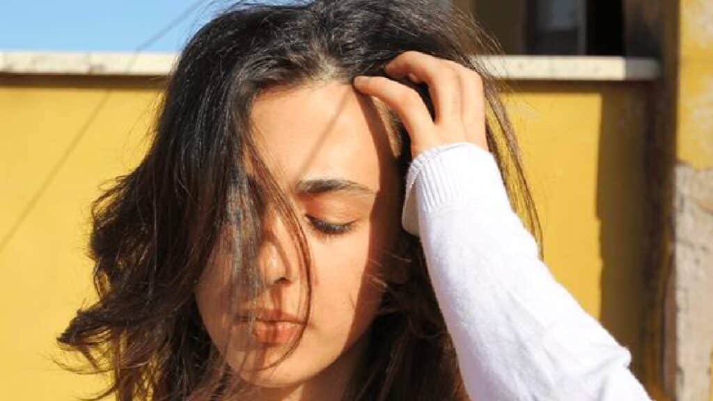 Capelli grassi: le 5 azioni che li rendono ancora più oleosi