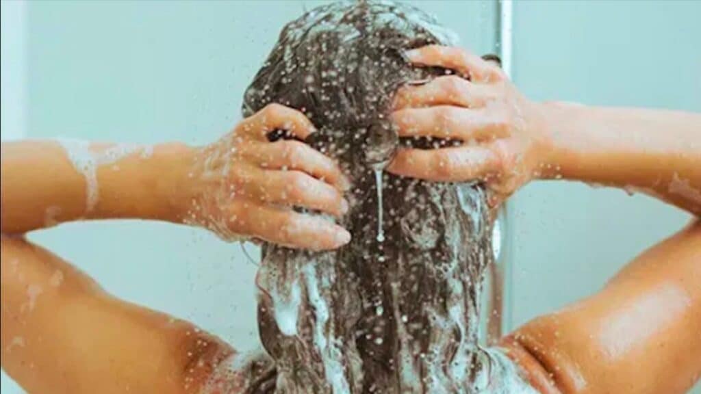 Sapone intimo al posto dello shampoo: ecco perché fa bene