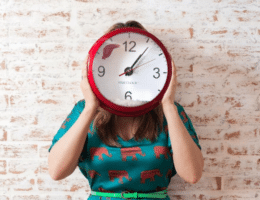 Donna con orologio biologico in testa