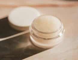 Barattolo con burro di karitè