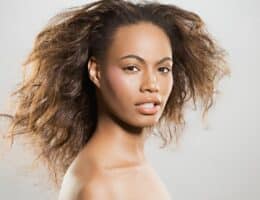 Donna con capelli folti effetto paglia