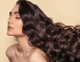 Donna con chioma scura e colpi di luna