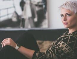 Donna felice nel suo nuovo titanium silver