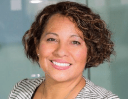 Donna di 50 anni con capelli ricci