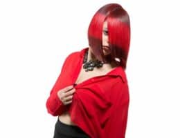 Donna con capelli a caschetto colorati