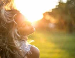 Donna con capelli voluminosi in movimento