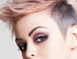 Donna con rasatura e cresta