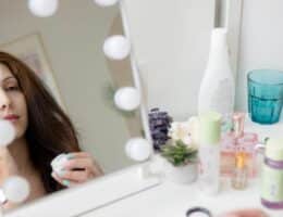 Donna alle prese con la skincare per prepararsi alla stagione estiva