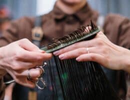 Donna si fa tagliare i capelli dalla parrucchiera