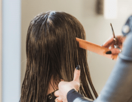 Moltissime donne si tagliano i capelli durante la luna piena