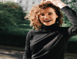 Donna sorridente con acconciatura ondulata