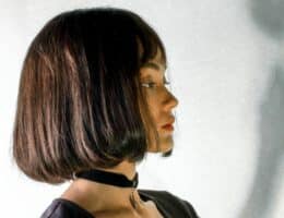 Donna con caschetto in ordine