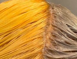 Capelli gialli: come farli diventare biondo cenere in pochi minuti