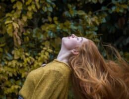 Ragazza con un colore di capelli ginger blonde