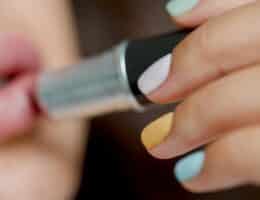 Giovane donna alle prese con il make up di tendenza per la primavera 2023