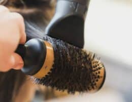 Taglio di capelli medio tra eleganza e versatilità