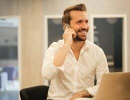 Uomo con look seducente